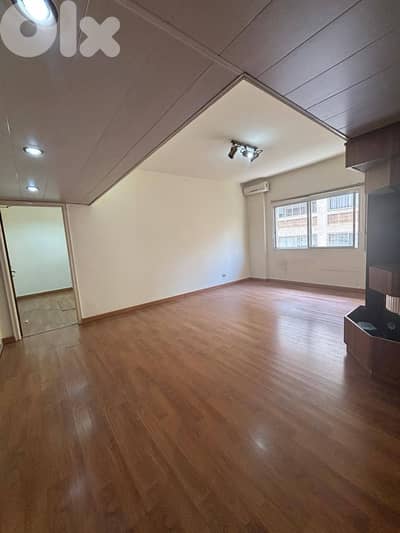 Apartment in good condition in Achrafie for sale/شقة للبيع في الأشرفية