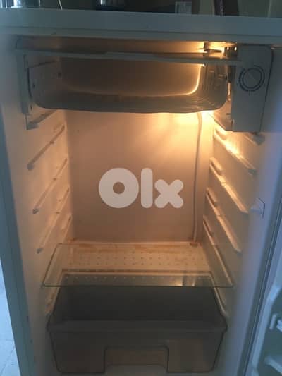 براد مكتب  (  بحاجة غاز فقط )