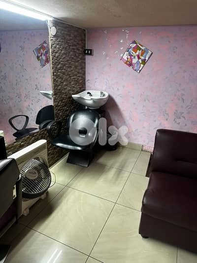 فرش صالون نسائي كامل و بحالة جيدة جدا