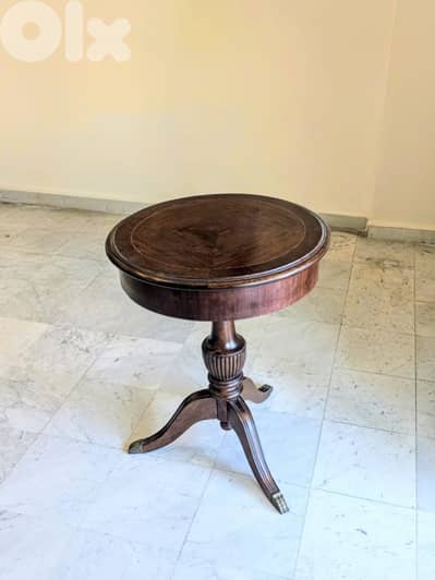 2 wooden side tables – very good condition