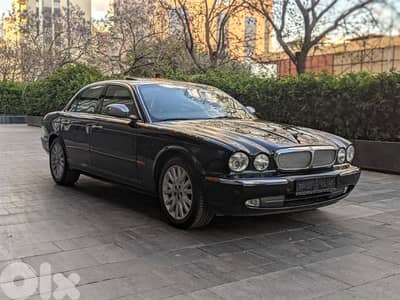 Jaguar XJ8 Luxury 2004 V8 / Black On Black Presidential
