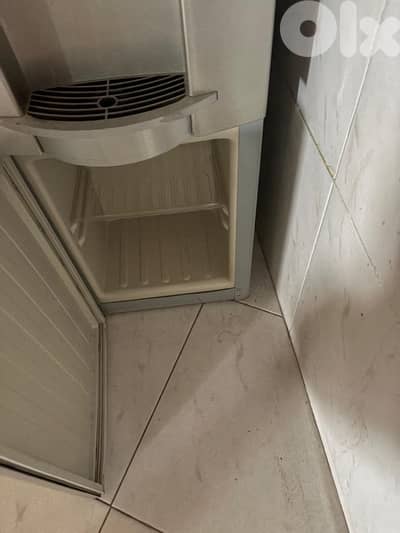 cooler  فضي مع خزانه من تحت