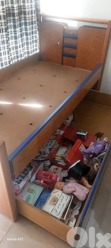 تخت مع صندوق