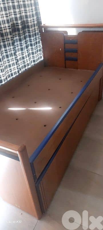 تخت مع صندوق 1