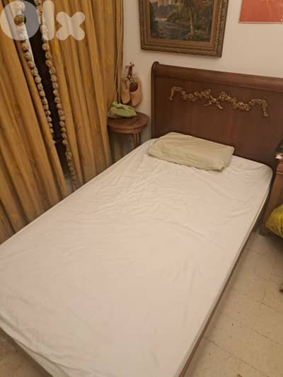 تخت خشب مع فرشة