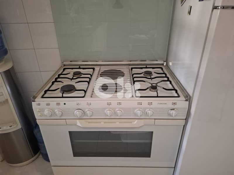 Ariston white oven 1