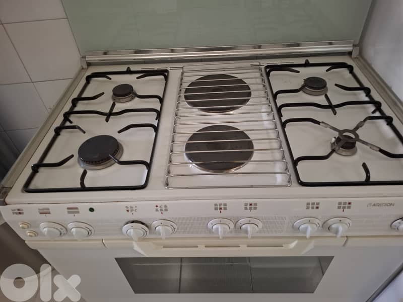Ariston white oven 2