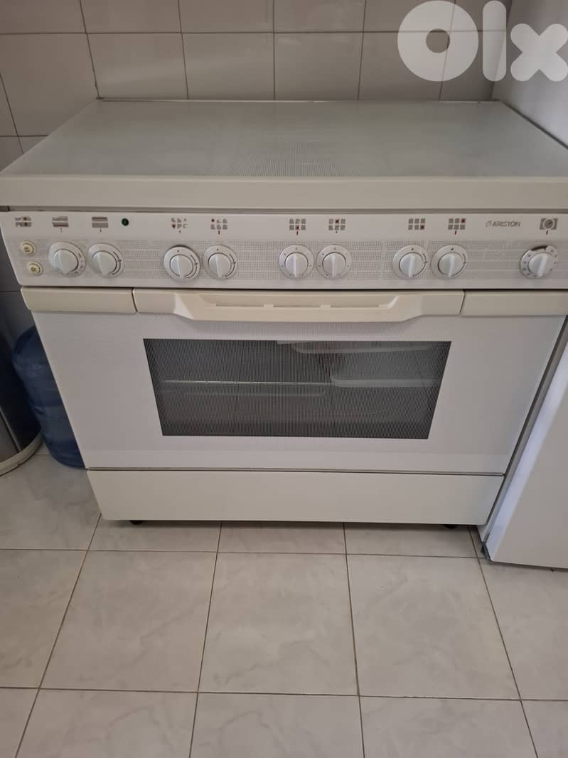 Ariston white oven 3