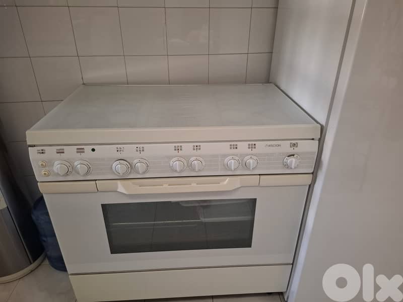Ariston white oven 4