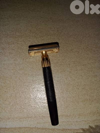This item is a vintage GEM Push Button single-edge safety razor