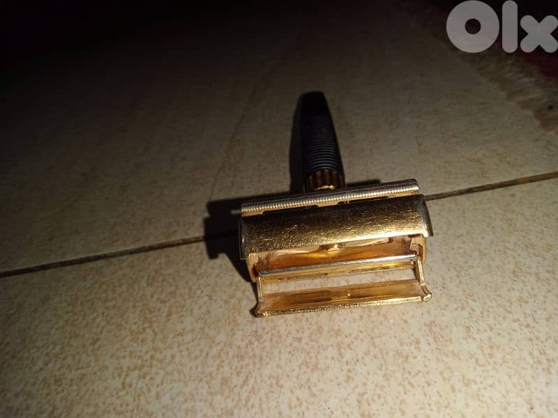 This item is a vintage GEM Push Button single-edge safety razor 1