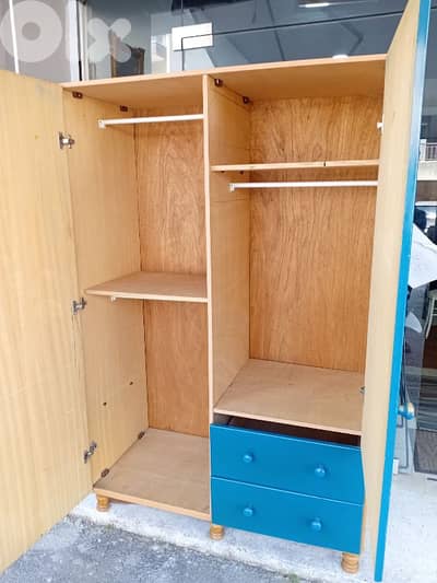 خزانة خشب لاتي شبه جديد