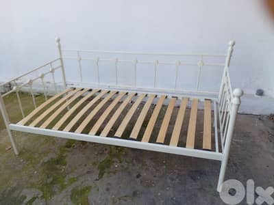 تخت akia شبه جديد