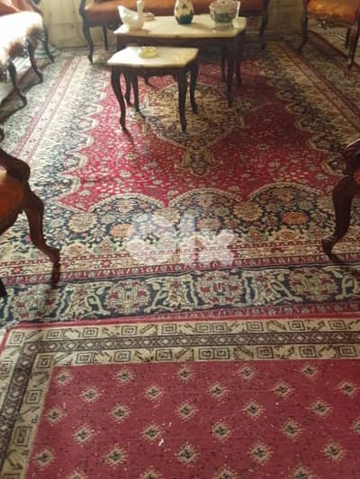 2 identical rugs