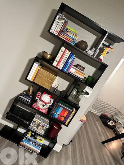 S-shape bookshelf