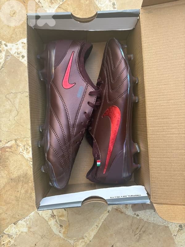 Teimpo Legend 10 LUXE Elite Maroon - FG 1