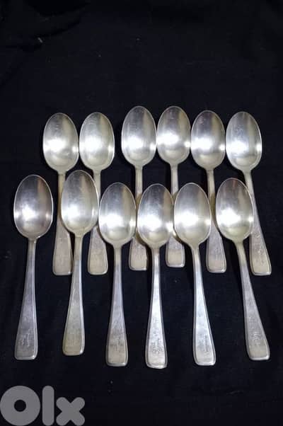 ١٢ ملعقه مطلية فضه تعود لفندق Holiday Inn في بيروت (ما قبل الحرب )