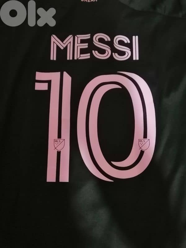 messi signed tshirt 1