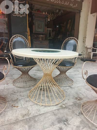 طاولة مع ٤ كراسي فيرفورجي تصميم رائع جدا انتيك قديم مميز للغاية