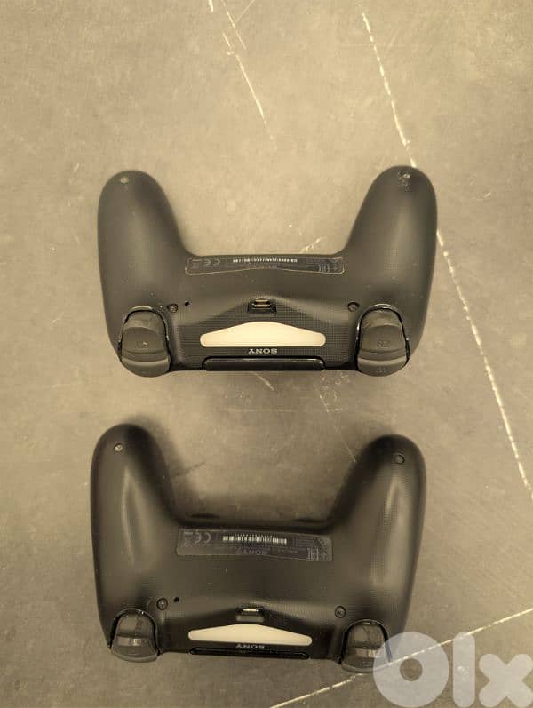 2 PS4 controllers used like new 2