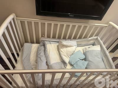 Baby crib with mattress and beddings