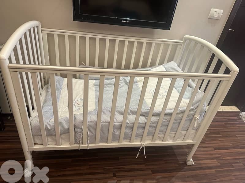 Baby crib with mattress and beddings 2