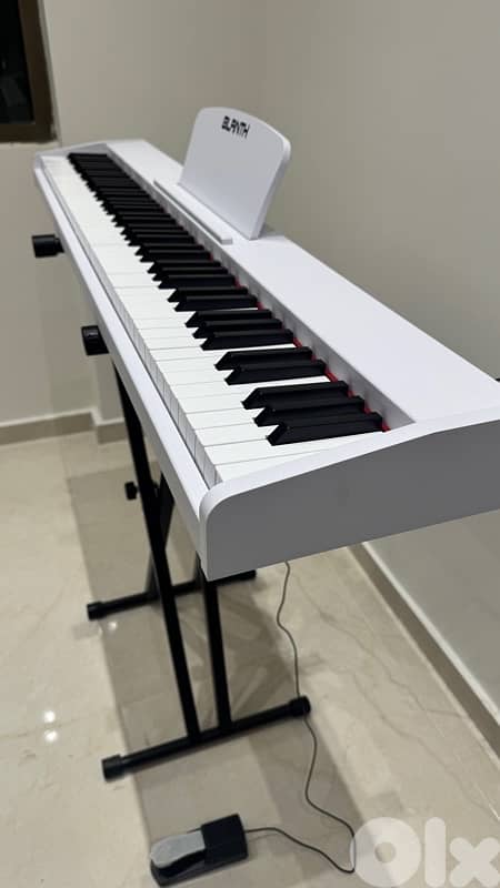 7 octaves Keyboard + FREE stand+ FREE PEDAL 1