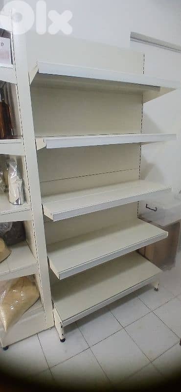 رفوف سوبر ماركت ايطالي