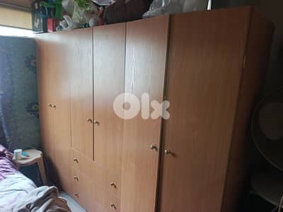 خزانة 6 درف. . حالة جيدة جدا موجودة بالدكوانة ١٥٠$ 71/432545