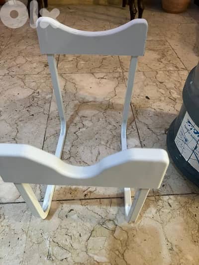 ستاند لا غالونات المي مع الونين السعر ٨ $ت03320036