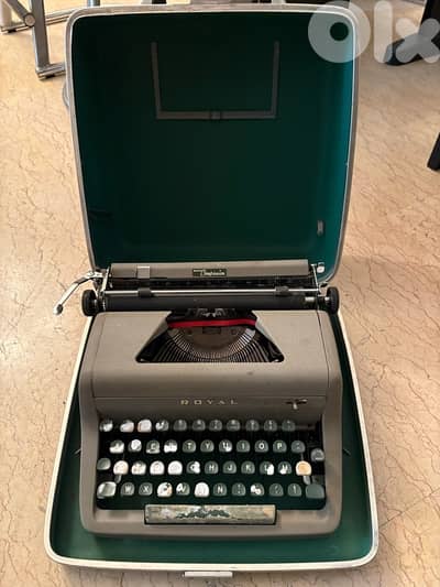 Typewriter Royal Quiet de luxe