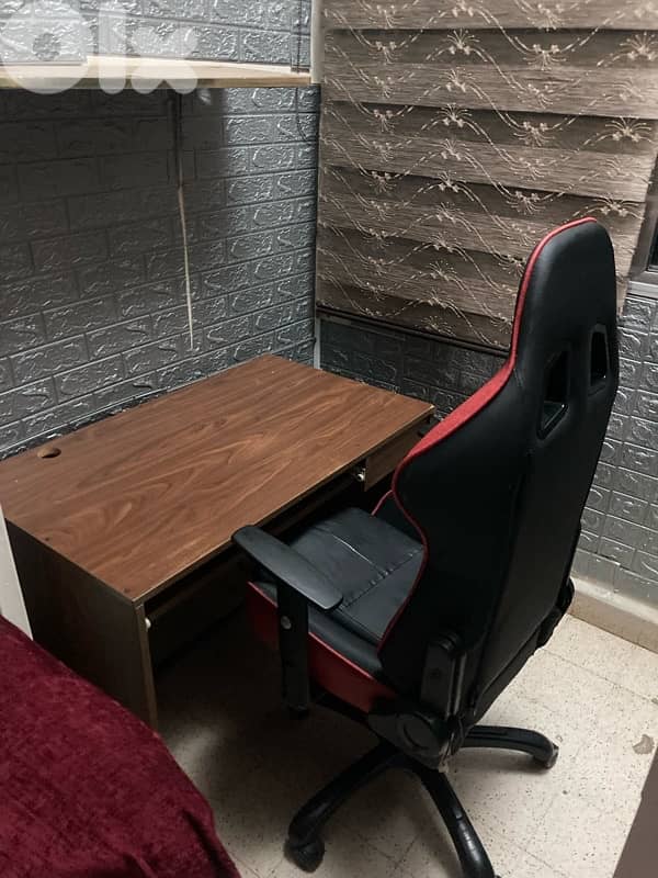 gaming chair + table ( price 100$ ) 1