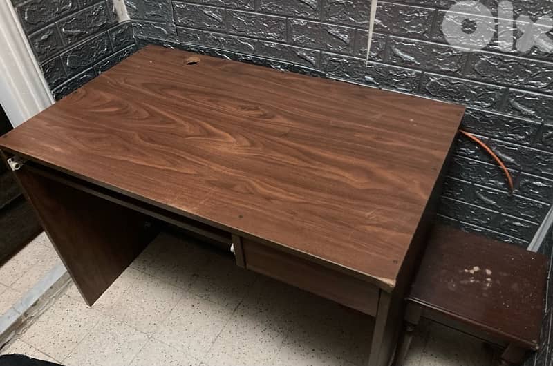 gaming chair + table ( price 100$ ) 3