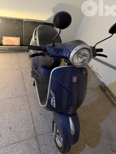 Retro Electric Scooter (Vespa Design) – Excellent Condition