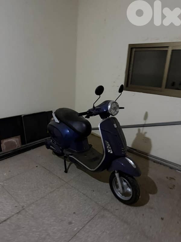 Retro Electric Scooter (Vespa Design) – Excellent Condition 2