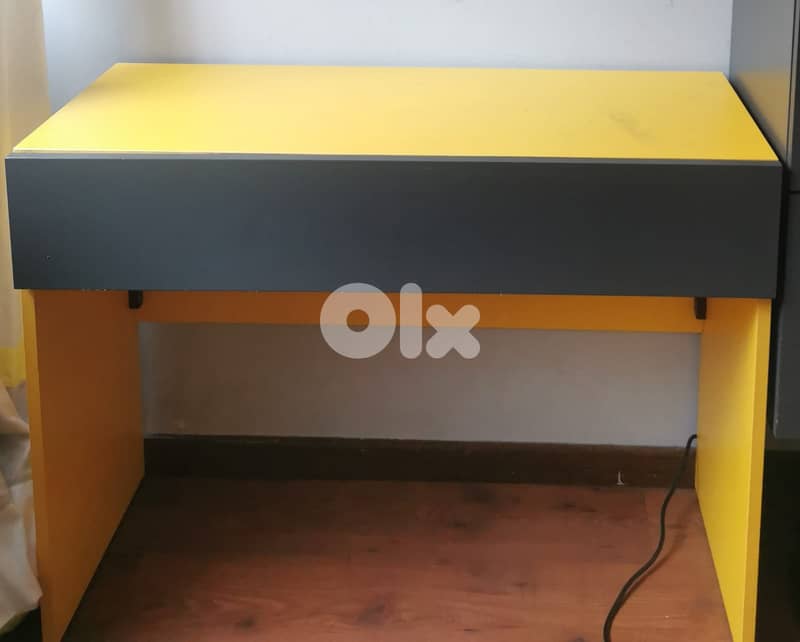 KIDS DESK AND BIBLIO 1