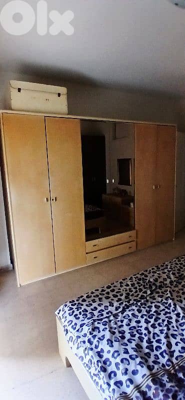 Wardrobe for sale خزانة كبيرة ٤ كومود جوارير