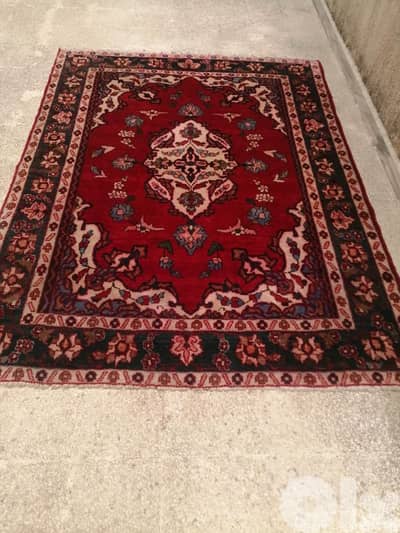 سجاد عجمي بختيار قديم بحالة جيدة