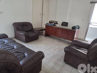 مكتب للبيع، صالون ومكتب وطاولات، بحالة جيدة