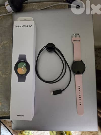 Samsung Watch 5 Black with band Pink
