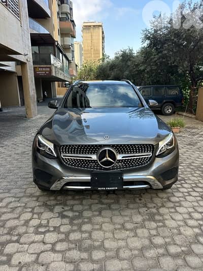 Mercedes GLC 300 4matic 2018 gray on black (clean carfax)