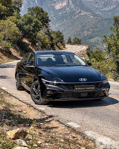 Hyundai Elantra 2025 Limited black and white