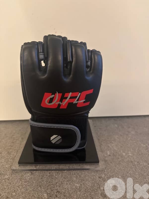 Signed UFC Glove by Derrick Lewis 1