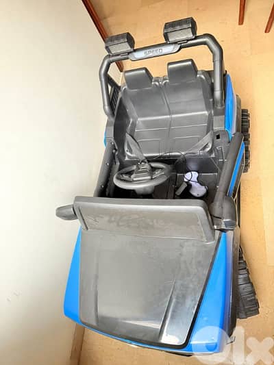 سيارة مع روموت