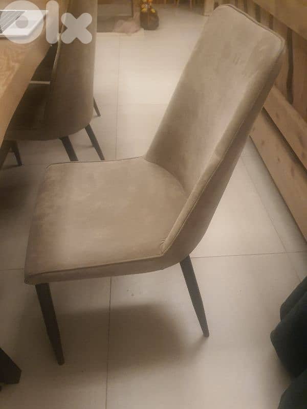 like new dining table with 8 chairs 3