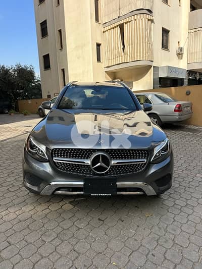 Mercedes GLC 300 4matic 2018 gray on black (clean carfax)