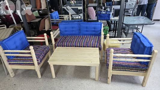 طقم صوفا عربي مع طاولة.  Arabic set with table