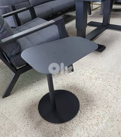 Aluminium table.  طاولة الومينيوم موديرن