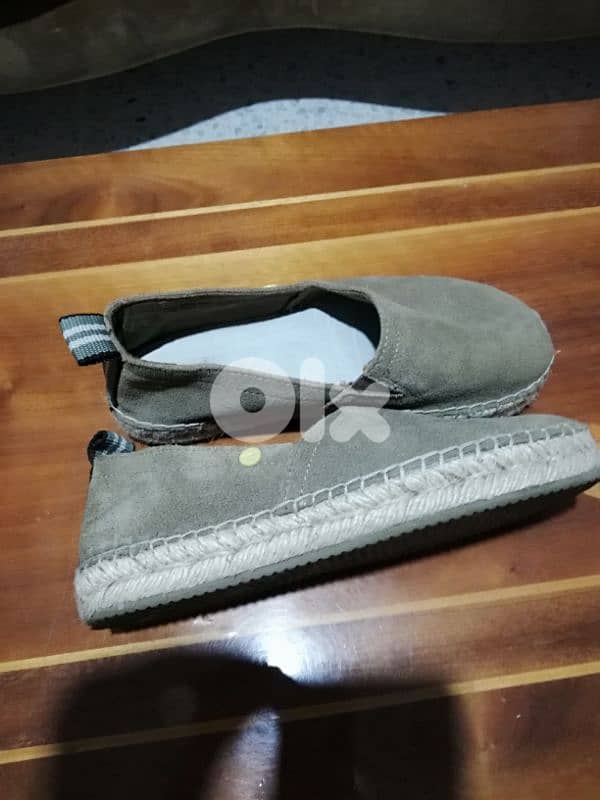 two secondhand shoes 3