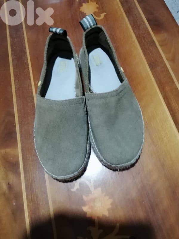 two secondhand shoes 4